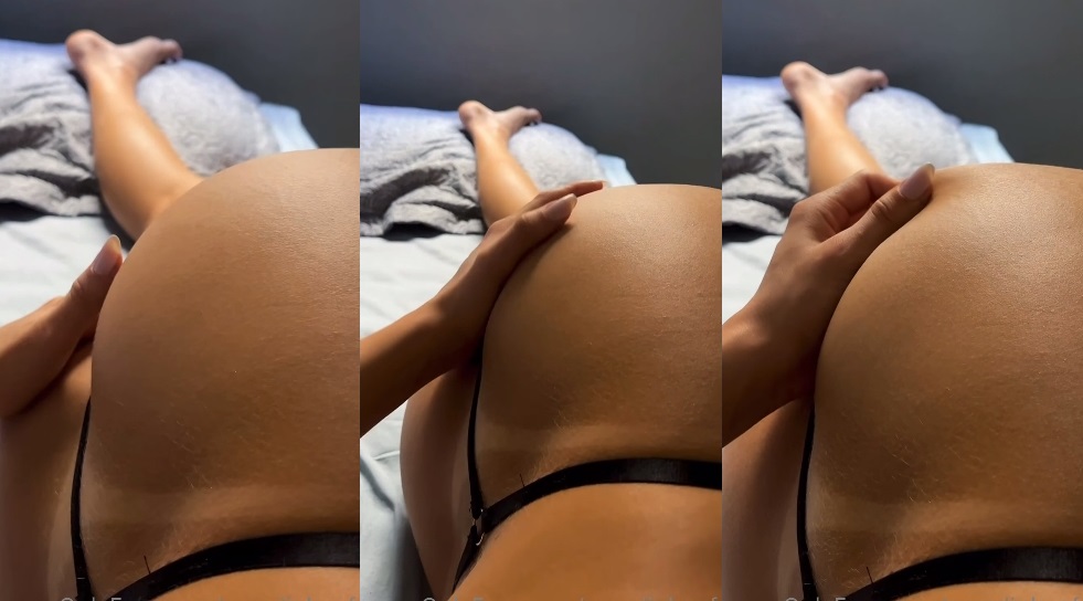Mandinhaof caiu na net batendo na bunda com calcinha fio dental