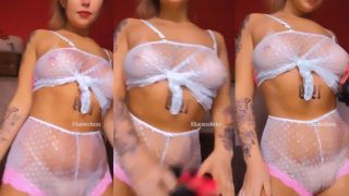 Exibida Karine Clerice sensualizando com lingerie branquinha molhada